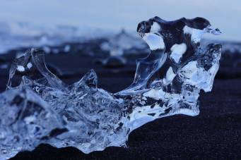 Angespülte Eisbergstücke vor dem Gletschersee Jökulsárlón am schwarzen Lavastrand